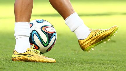 Des chaussures de football de la marque Nike, aux pieds du footballeur br&eacute;silien Neymar, le 4 juillet 2014. (KIERAN MCMANUS / BACKPAGE IMAGES LTD / AFP)