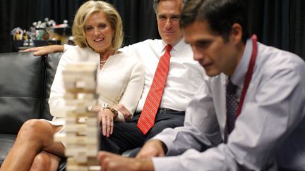 Le candidat r&eacute;publicain &agrave; l'&eacute;lection pr&eacute;sidentielle am&eacute;ricaine Mitt Romney (C) et son &eacute;pouse Ann (G) regardent leur fils Matt jouer au jenga en attendant le d&eacute;but du d&eacute;bat l'opposant au pr&eacute;sident Barack Obama &agrave; Denver (Colorado), le 3 octobre 2012. (BRIAN SNYDER / REUTERS)