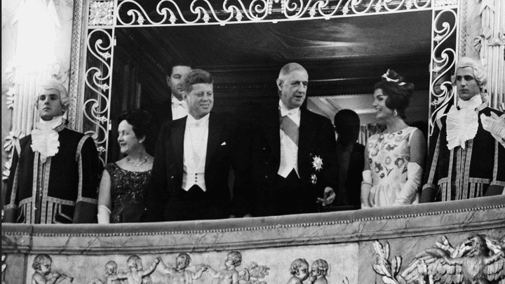 Le président américain John Fitzgerald Kennedy et Jacqueline Kennedy reçus au Château de Versaille par le président Charles de Gaulle, le 1er juin 1961. (POOL / AFP)