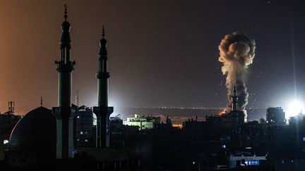 Une explosion dans la bande de Gaza, le 6 février 2024. (MAHMUD HAMS / AFP)