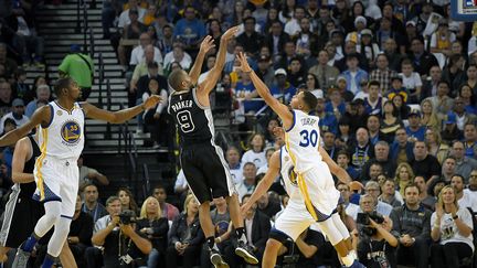 Tony Parker prend le shoot devant Stephen Curry et sous les yeux de Kevin Durant (THEARON W. HENDERSON / GETTY IMAGES NORTH AMERICA)