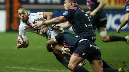 Le Toulousain Gaël Fickou plaqué par Van der Merwe et la défense parisienne (MATTHIEU ALEXANDRE / AFP)