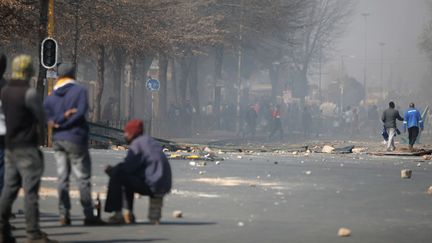 Une manifestation contre la hausse des prix de l'électricité, le 1er août 2022, réprimée par la police dans le township de Tembisa, dans la banlieue de Johannesburg, en Afrique du Sud.&nbsp;&nbsp;
 (GUILLEM SARTORIO / AFP)