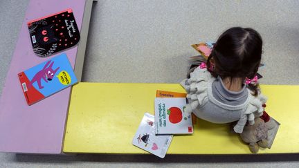 Une fillette dans une cr&egrave;che, &agrave; Firmi (Aveyron), le 14 janvier 2013. (ERIC CABANIS / AFP)