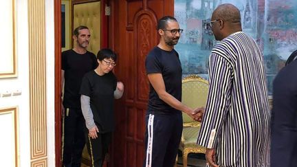 Le président burkinabè, Roch Marc Christian Kaboré, recevant trois des quatre otages libérés dans le nord du Burkina Faso, le 11 mai 2019, au palais présidentiel de Ouagadougou. (ROCH MARC CHRISTIAN KABORE / TWITTER / AFP)