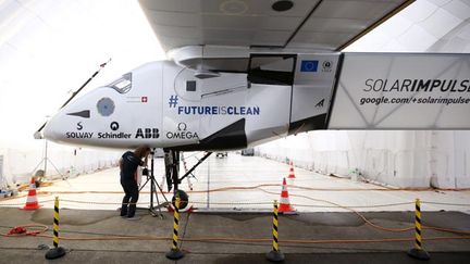 &nbsp; (Solar Impulse est maintenant à l'abri dans un hangar © REUTERS | Thomas Peter)