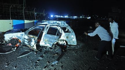 Les restes d'une voiture carbonisée après une attaque menée par les shebab à Mogadiscio (Somalie), vendredi 26 février 2016. (MOHAMED ABDIWAHAB / AFP)