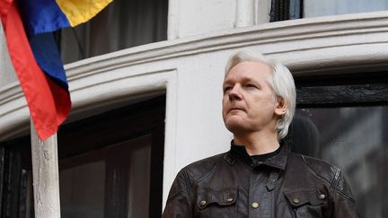 Le fondateur de WikiLeaks, Julian Assange, s'adresse aux médias à l'ambassade d'Equateur à Londres (Royaume-Uni), le 19 mai 2017. (JUSTIN TALLIS / AFP)