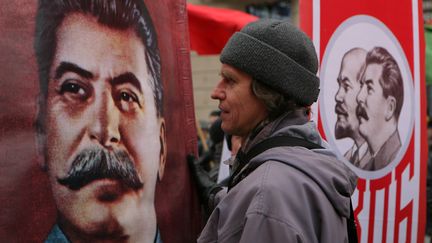 Un homme participe &agrave; une manifestation du Parti communiste, &agrave;&nbsp;Novossibirsk (Russie), le 1er mai 2012. (ALEXANDR KRYAZHEV / RIA NOVOSTI / AFP)