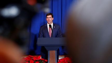 Le secrétaire américain à la Défense, Mark Esper, annonce le bombardement de plusieurs bases d'une faction armée pro-Iran en Irak, le 29 décembre 2019 à Palm Beach (Etats-Unis). (TOM BRENNER / REUTERS)