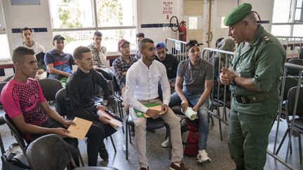 Des jeunes Marocains participent à un processus de recrutement pour le service militaire sur une base aérienne de la ville de Kénitra, le 19 août 2019. (FADEL SENNA / AFP)