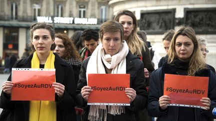 La militante féministe Caroline De Haas (centre) lors d'une action contre les violences faites aux femmes, le 24 novembre 2017, à Paris. (ALAIN JOCARD / AFP)