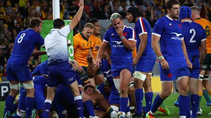 L'arbitre, M. O'Keefe, siffle le nouvel essai de l'Australie contre la France, malgré les protestations du capitaine Anthony Jelonch, à Brisbane le 17 juillet 2021. (PATRICK HAMILTON / AFP)