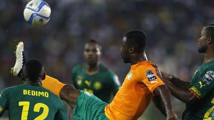 Le joueur ivoirien Julior Tallo (au centre), à la manœuvre face aux Camerounais Henri Bedimo (à gauche) et Aurélien Chedjou (à droite) lors d'un match entre leurs deux pays, le 28 janvier 2015, pendant la Coupe d'Afrique des nations à Malabo (Guinée équatoriale)  (REUTERS - Amr Abdallah Dalsh)