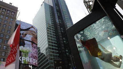 Performance de l'artiste Annie Saunders Times Square, 31 mai 2017
 (SPENCER PLATT / GETTY IMAGES NORTH AMERICA / AFP)