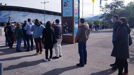 Grenoble, le 8 mai 2021. Devant le vaccinodrome. La vaccination contre le Covid-19 est ouverte à tous dès cette semaine.&nbsp; (VANESSA LAIME / MAXPPP)