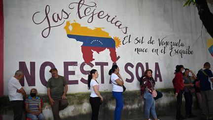 Des personnes faisant la queue à Caracas (Vénézuela), le 19 novembre 2023. (FEDERICO PARRA / AFP)