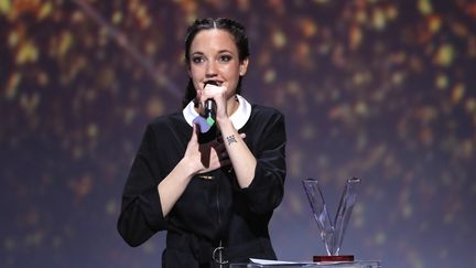 Jain s'adresse au public du Zénith de Paris après sa Victoire de l'artiste féminine de l'année, le 10 février 2017. (THOMAS SAMSON / AFP)