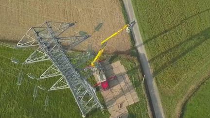 Pas-de-Calais : des électriciens réparent une ligne à haute tension en plein confinement