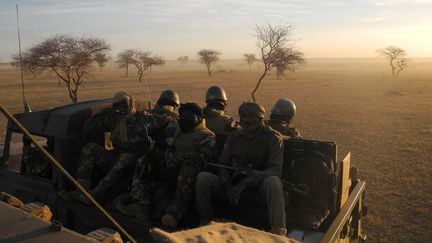 Des soldats maliens, membres de la force militaire commune, G5 Sahel, sont assis dans un véhicule qui patrouille le 2 novembre 2017 dans le centre du Mali, proche de la zone frontalière avec le Burkina Faso et le Niger. La mission de cette force interégionale est d’apporter une réponse militaire coordonnée aux groupes djihadistes qui se jouent des frontières. La constitution de cette force n’a pas été aisée et son financement l'est encore moins. Et sur le terrain, tout est à faire. La force conjointe prévoit atteindre d'ici à mars 2018 une capacité de 5.000 hommes. En attendant, les moyens se mettent en place progressivement aux côtés des 4.000 hommes de la force française Barkhane. En décembre, une conférence doit se tenir pour «planifier» les contributions internationales en faveur de cette force.  (DAPHNÉ BENOIT / AFP)