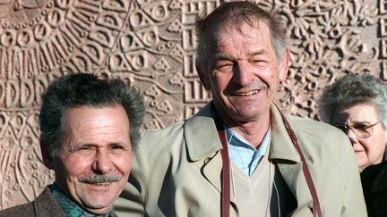 Gabriel Thiennot (à gauche) et Raymond Mis (à droite), le 16 décembre 1988. (JEAN-MARIE HURON / AFP)