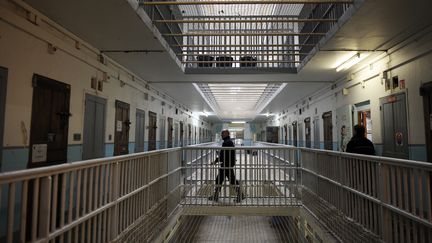 Un surveillant dans la prison des Baumettes &agrave; Marseille (Bouches-du-Rh&ocirc;ne), le 6 mars 2013. (ANNE-CHRISTINE POUJOULAT / AFP)