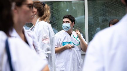 Des internes en médecine manifestent contre le Ségur de la santé, le 9 juillet 2020, à Paris. (MAXPPP)