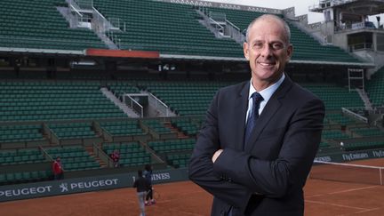 Guy Forget devant le court central de Roland Garros à Paris, le 19 mai 2016. (AFP)