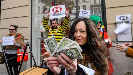 &nbsp; (Une action symbolique du collectif "Sauvons les riches" devant une agence HSBC à Paris © MaxPPP)