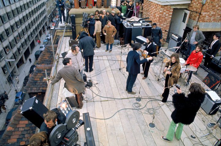 Les Beatles et l'équipe de tournage lors du dernier concert du groupe sur le toit de leur maison de disques Apple Corps au coeur de Londres (Royaume-Uni), le 30 janvier 1969. (ETHAN A.RUSSELL - APPLE CORPS LTD)