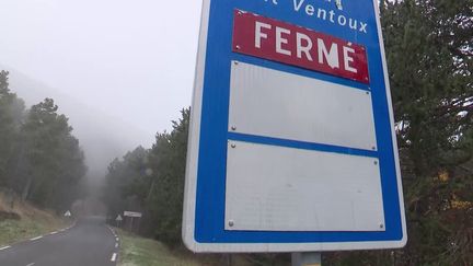 Les premières chutes de neige au Mont Ventoux (Vaucluse) marquent le début de la saison hivernale, mardi 12 novembre. Les professionnels restent quelque peu étonnés.