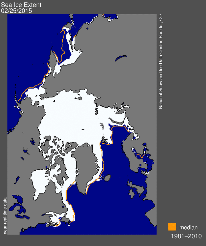 Cette carte du&nbsp;National Snow and Ice Data Center&nbsp;publi&eacute;e le 19 mars 2015 montre l'&eacute;tendue maximum des glaces arctiques durant l'hiver 2014-2015. La ligne jaune indique le niveau m&eacute;dian des glaces entre 1981 et 2010. La croix est le p&ocirc;le Nord. (NATIONAL SNOW AND ICE DATA CENTER)