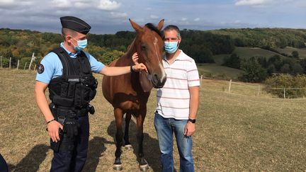 Sebastien gère une pension de 13 chevaux. Un gendarme en patrouille lui rend visite, le 24 septembre 2020. (DAVID DI GIACOMO / RADIO FRANCE)