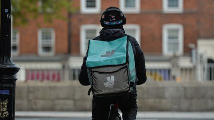 Un livreur Deliveroo à Dublin, en Irlande, le 13 mai 2021. (ARTUR WIDAK / NURPHOTO / AFP)