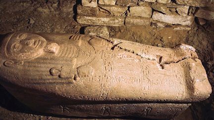 Le sarcophage en granite de Saqqarah, dans une photo dévoilée le 19 septembre 2022 (- / EGYPTIAN MINISTRY OF ANTIQUITIES / AFP)