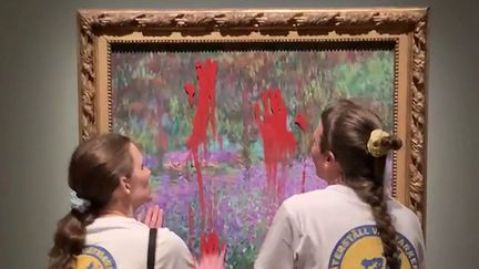 Militantes écologistes badigeonnant le tableau de Monet "Le Jardin de l'artiste à Giverny" au Musée national de Stockholm (HANDOUT / ATERSTALL VATMARKER / AFP)