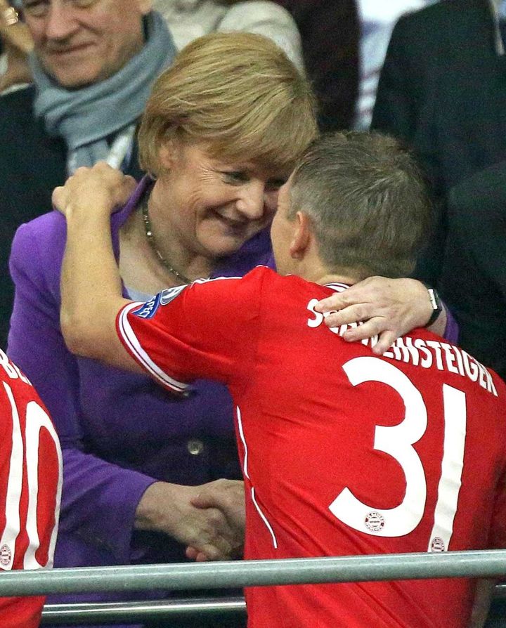 Angela Merkel f&eacute;licite&nbsp;Bastian Schweinsteiger, apr&egrave;s la victoire du Bayern Munich en finale de la Ligue des Champions, le 25 mai 2013, &agrave; Londres (Royaume-Uni). (PIXXMIXX / PIXATHLON / SIPA)