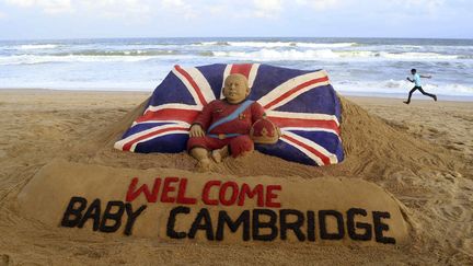 L'artiste indien Sudarsan Pattnaik a c&eacute;l&eacute;br&eacute; la naissance de George avec cette sculpture sur sable, le 23 juillet 2013, sur la plage de Puri, en Inde.&nbsp; (REUTERS )