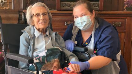 Connie Titchen, 106 ans, est sortie guérie du coronavirus après avoir été hospitalisée durant 3 semaines, mercredi 15 avril 2020. (AFP / SANDWELL AND WEST BIRMINGHAM NHS)