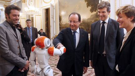 Fran&ccedil;ois Hollande accompagn&eacute; d'Arnaud Montebourg, ministre du Redressement productif, lors de la pr&eacute;sentation du design et de la technologie industrielle &agrave; l'Elys&eacute;e, le 12 septembre 2013. (CHARLES PLATIAU / AFP)