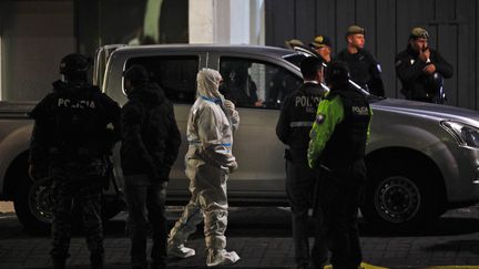 Des agents des forces de l'ordre sur les lieux de l'assassinat du candidat à l'élection présidentielle Fernando Villavicencio, le 9 août 2023, à Quito (Equateur). (GALO PAGUAY / AFP)