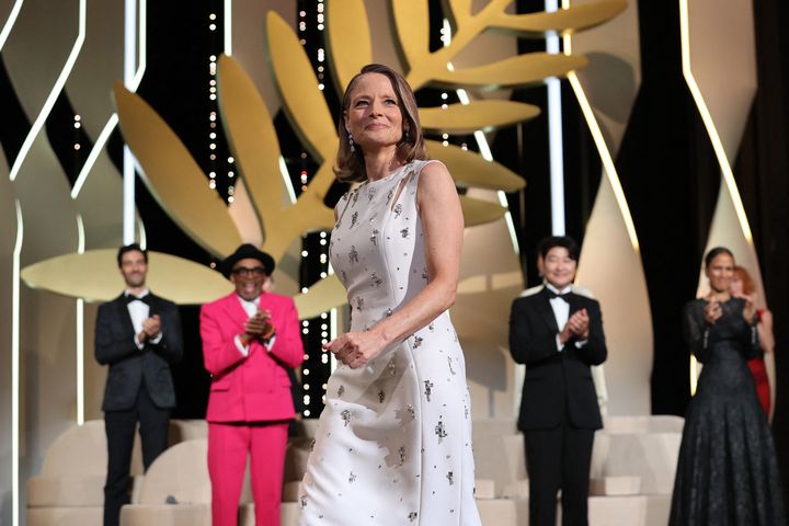 L'actrice et réalisatrice américaine Jodie Foster arrive sur scène pour recevoir une Palme d'or d'honneur lors de la soirée d'ouverture du 74e Festival de Cannes. &nbsp; (VALERY HACHE / AFP)