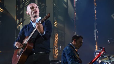 Les membres du groupe français Louise Attaque, Gaetan Roussel (L) et Arnaud Samuel, se produisent sur scène lors du 28e festival de musique rock Eurockeennes le 2 juillet 2016 à Belfort (SEBASTIEN BOZON / AFP)