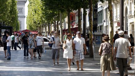 Sur l'avenue des Champs-Elys&eacute;es, &agrave; Paris, le 16 ao&ucirc;t 2009. (  MAXPPP)