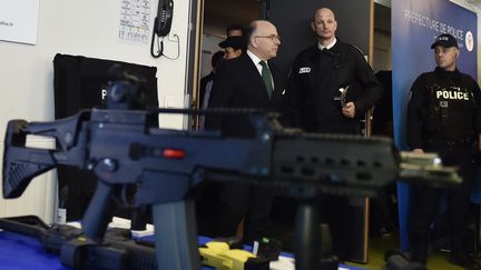 Le ministre de l'Intérieur, Bernard Cazeneuve, lors de la présentation du nouvel équipement à destination des BAC de la préfecture de Paris, le&nbsp;29 février 2016 au commissariat du 20e&nbsp;arrondissement. (ALAIN JOCARD / AFP)