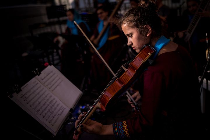 Une musicienne afghanne de l'orchestre Zohra à Bratislava le 16 juillet 2019. (VLADIMIR SIMICEK / AFP)