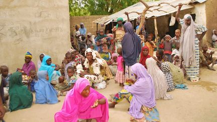 Cette photo de l'arm&eacute;e nig&eacute;riane publi&eacute;e le 30 avril 2015 pr&eacute;sente des otages de Boko Haram lib&eacute;r&eacute;s. (NIGERIAN ARMY / AFP)