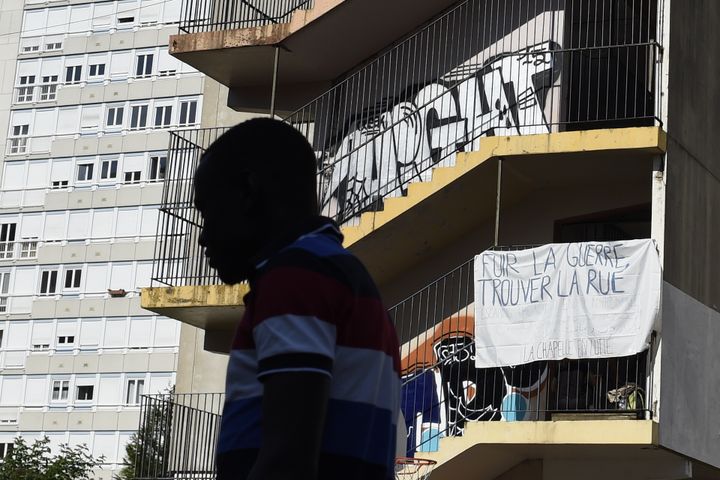 Un migrant&nbsp;dans la cour du lyc&eacute;e d&eacute;saffect&eacute; Jean-Quarr&eacute;, &agrave; Paris, le 2 ao&ucirc;t 2015.&nbsp; (ALAIN JOCARD / AFP)