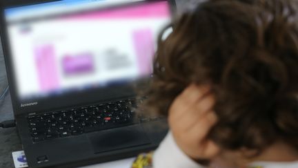 Un élève devant le site du CNED pour faire l'école à la maison. (JEAN-FRANÇOIS FREY / MAXPPP)