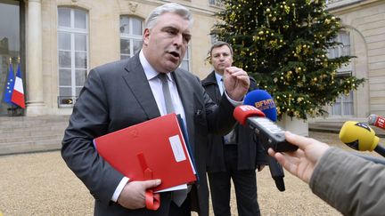 Le ministre d&eacute;l&eacute;gu&eacute; charg&eacute; des Transports,&nbsp;Fr&eacute;d&eacute;ric Cuvillier, parle &agrave; la presse &agrave; l'Elys&eacute;e, le 23 d&eacute;cembre 2013. (BERTRAND GUAY / AFP)